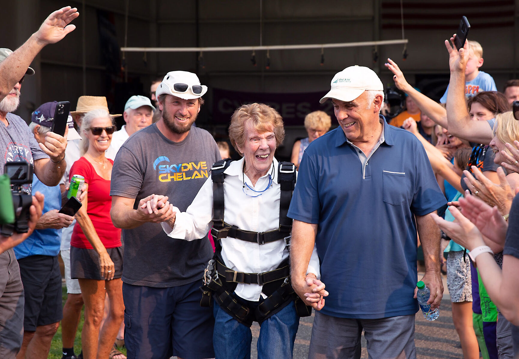 210818-newslocal-100yearoldskydiver 02.jpg